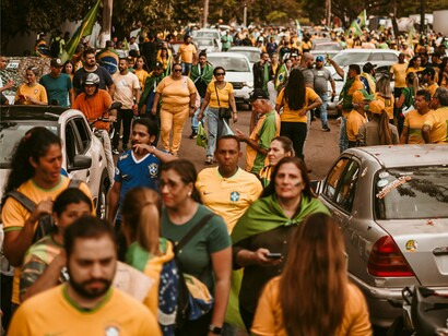 A concentração de manifestantes em uma via pública remete à polarização política que atravessou o Brasil após as eleições de 2022. A tentativa de impedir a transferência legítima do poder culminou nos ataques de 8 de janeiro e, posteriormente, na condenação de Jair Bolsonaro por sua participação na trama golpista. O episódio permanece como um alerta sobre a vulnerabilidade das instituições democráticas diante da radicalização política