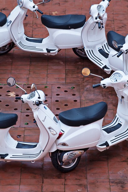 Vacanze Romane (2013), 8 Vespa Piaggio, lato cm 170 circa. Il progetto, sviluppato con il supporto della Fondazione Piaggio, è stato seguito dall’artista in diretta collaborazione con la direzione tecnica Piaggio e Gruppo Argol Villanova. Courtesy: the artist and GALLERIA CONTINUA, San Gimignano / Beijing / Les Moulins. Photo by: Ela Bialkowska, OKNO STUDIO
