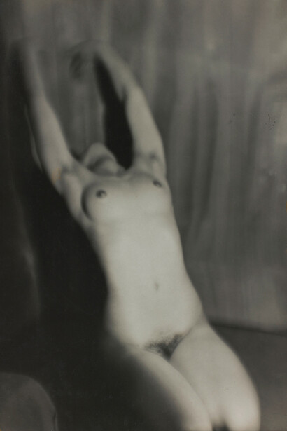 Germaine Krull, Nu féminin, 1928, Tirage gélatino-argentique, 21,6 x 14,4 cm, Achat grâce au mécénat de Yves Rocher, 2011. Ancienne collection Christian Bouqueret. Centre Pompidou, Paris. Musée national d'art moderne/Centre de création industrielle © Estate Germaine Krull, Museum Folkwang, Essen, Photo : © Centre Pompidou, MNAM-CCI, Dist. RMN-Grand Palais / Guy Carrard