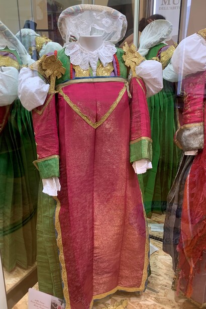 Abito tradizionale conservato nel Centro culturale "Gian Luigi Pascale" a Guardia Piemontese Paese, ph Raffaella Cesareo