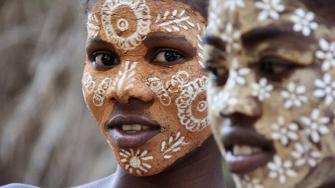 Deux filles qui participent au rituel de Fanompoabe