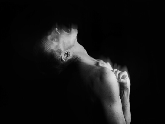 O que está por trás dessa dificuldade generalizada de desacelerar? Grande parte dessa agitação vem da forma como lidamos com o futuro. Pensar no amanhã é natural, mas o problema começa quando o futuro se torna uma fonte contínua de ameaça. Muitas pessoas não pensam no que vem pela frente com planejamento ou esperança, mas com medo. Medo de não dar conta, de fracassar, de faltar dinheiro, de perder oportunidades, de não ser suficiente. O futuro deixa de ser um espaço de possibilidades e vira um cenário de catástrofes antecipadas