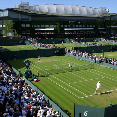 Vista dall'alto di David Goffin (BEL) mentre esegue un rovescio insieme ad Alexandre Muller (GER) durante la partita contro Nicolas Barrientos (COL) e Rithvik Choudary Bollipalli (IND) nel primo turno del doppio maschile sul campo 8 dei Campionati 2025. La manifestazione si svolge presso l'All England Lawn Tennis Club di Wimbledon. Giorno 3, mercoledì 02/07/2025. Credit: AELTC/Florian Eisele