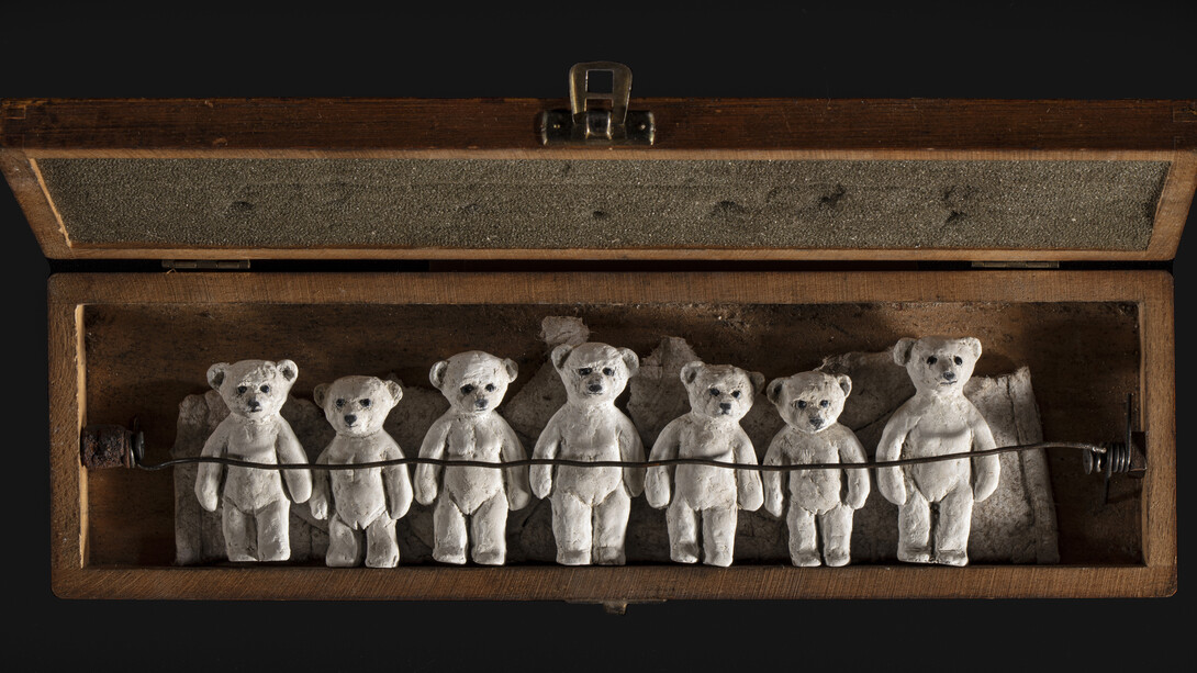Heide Hatry, Polar bear extinction box. Courtesy of Ivy Brown Gallery 