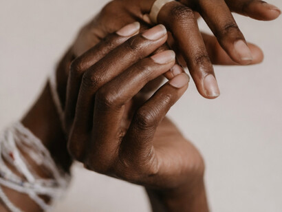 Pouco se fala, no entanto, sobre o corpo como território de escuta, descanso e reconstrução. É nesse deslocamento de perspectiva que a movência do corpo se revela uma prática fundamental de autocuidado, autoconhecimento e saúde mental