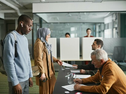 Além disso, a presença de grupos paramilitares vinculados às estruturas da RENAMO tem sido apontada como um fator agravante nas manifestações pós-eleitorais. De acordo com informações divulgadas pelo IESE (2024), há evidências de que elementos armados associados ao braço militar da RENAMO participaram ativamente dos confrontos com forças de segurança, exacerbando a escalada da violência