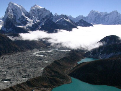 Gokyo Ri, Lago Gokyo. La vetta del Gokyo Ri. Il ghiacciaio Ngozumpa, il più grande e lungo ghiacciaio dell'Himalaya, si trova al di sotto, insieme a una vista mozzafiato sulle vicine Cholatse, Taboche, Kangtega, Thamserku e altre vette.  Nepal, Himalaya
