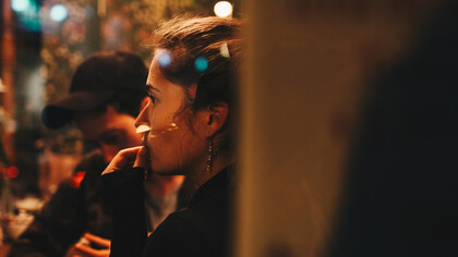 Mujer pensativa mira al vacío de la moche durante una fiesta en su pueblo natal