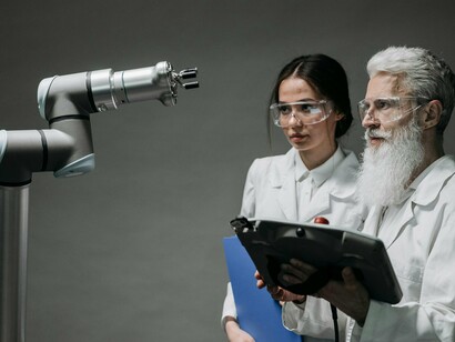 A ascensão da inteligência artificial (IA) tem provocado debates intensos sobre o futuro do trabalho, da educação e das relações sociais. Em meio a discursos alarmistas que anunciam a substituição em massa de pessoas por máquinas, emerge uma perspectiva mais equilibrada e realista: a IA não substitui pessoas, mas expõe quem sabe — e quem não sabe — utilizá-la de forma crítica, criativa e estratégica. Nesse sentido, a tecnologia atua menos como agente de exclusão automática e mais como um espelho das competências humanas no contexto contemporâneo