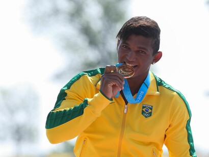 Isaquias Queiroz depois de ganhar uma medalha de ouro