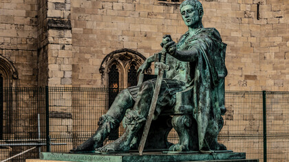 Estátua de Constantino, O Grande, localizada ao lado da Catedral de York, na Inglaterra