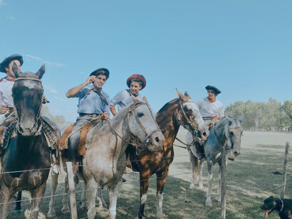 Hombres a caballo en San Salvador de Jujuy, una ciudad del noroeste de Argentina