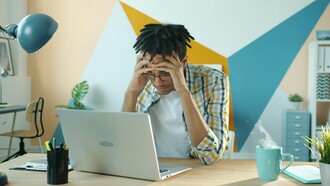 No universo da informática, poucos fracassos são tão lembrados quanto o sistema operacional Windows Vista. Lançado com grande expectativa, ele prometia mais segurança, melhor desempenho e uma nova experiência visual. Na prática, exigia hardware mais potente do que a maioria dos usuários possuía, apresentava problemas de compatibilidade com softwares e drivers e entregava uma experiência frustrante. O Vista se tornou um exemplo clássico de como lançar um produto sem maturidade suficiente pode comprometer seriamente a reputação de uma empresa, mesmo quando ela já é dominante no mercado