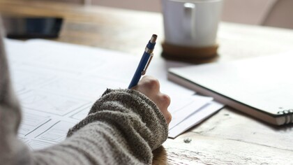 Para redactar un texto eficaz es fundamental considerar la planificación, la composición y la revisión como procesos interrelacionados y no necesariamente secuenciales