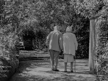 Um casal idoso também se mostra apaixonado