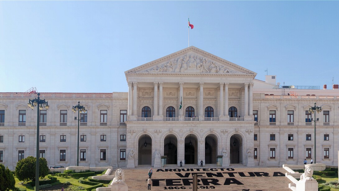 O Palácio de São Bento é um palácio de estilo neoclássico situado em Lisboa, sendo a sede do parlamento de Portugal desde 1834. A palavra democracia significa que o povo tem o poder de escolher quem o governa, ou seja, o povo tem sempre a última palavra. Em Democracia, os cidadãos não são vistos como meros objetos de que o Estado dispõe a seu belo prazer e como mais lhe convém - isso acontecia no tempo do outro Senhor. A Democracia veio dar à sociedade portuguesa uma lufada de ar fresco, não só em deveres, mas também em direitos. A instauração da democracia permitiu que as pessoas desenvolvessem o seu pensamento crítico, que estudassem e adquirissem conhecimentos e se desenvolvessem enquanto seres humanos. Trouxe evolução a um país e uma sociedade atarracados na pequenez, na obediência às regras e convenções, e sobretudo no atraso