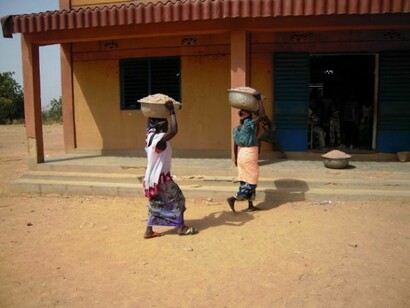 Donne che portano i panni da lavare