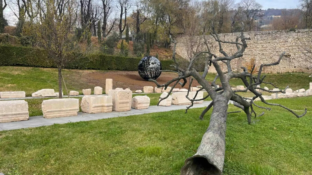 Emilio Isgrò, Mondo d’acciaio, vista della mostra. Per gentile concessione della Fondazione Brescia Musei