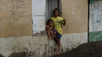 Niños en un barrio marginado de Guayaquil