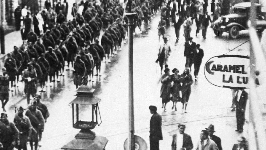 Militares por las calles de Oviedo tras la revuelta de 1934