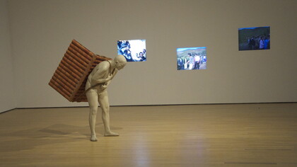 Adrian Paci, Vie en transit. Photographie Luis Rokeach, 2014