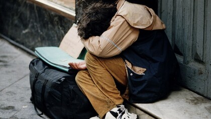 Un hombre sin hogar en las calles de Santiago de Chile