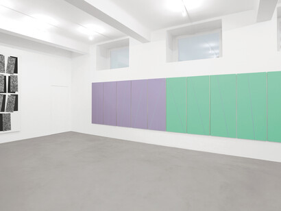 (da sinistra a destra) Carlo Ciussi, Senza titolo, 2006 Olio e tecnica mista su tela, 280x130 cm. Mario Nigro, Dalla metafisica del colore: i concetti strutturali elementari geometrici, Ettore e Andromaca, 1978 Acrilico su tela, 178x68 cm ognuno. Veduta parziale dell’esposizione A arte Invernizzi. Courtesy A arte Invernizzi, Milano. Foto Bruno Bani