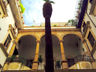 Roman arches in a residential courtyard © Alma Reyes