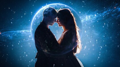 Amore. Una coppia si unisce in un abbraccio d'amore