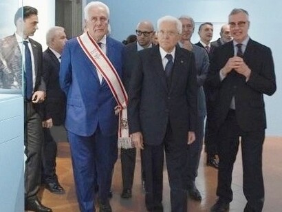 Carl Brandon Strehlke con il presidente della Repubblica, Sergio Mattarella, il presidente della Regione Toscana, Eugenio Giani nelle sale di Palazzo Strozzi
