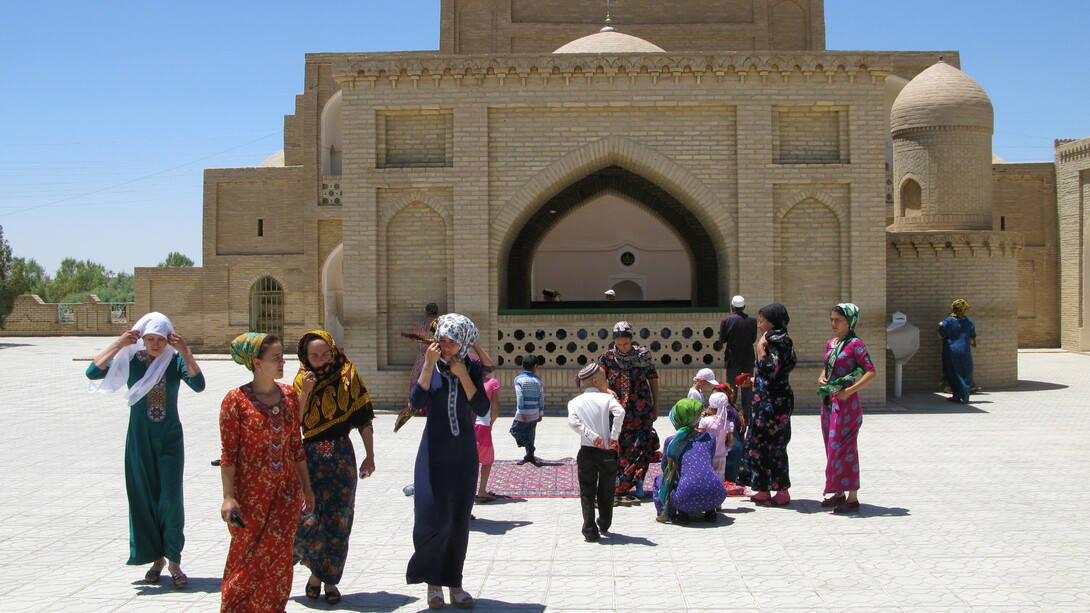 Merv, donne in preghiera davanti alla tomba del venerato Yusuf Khemedany (XI sec.)