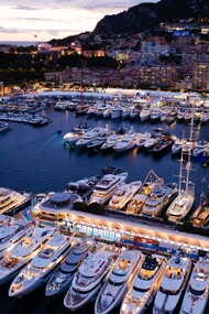 Vista di Port Hercule durante una delle serate del Monaco Yacth Show con le centinaia di imbarcazioni nel porto. ©Monaco Yacht Show