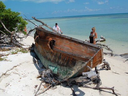 Barca de migrantes cubanos en una playa de Florida