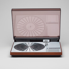 Jakob Jensen. Beogram 4000 Record Player. 1972. Rosewood, aluminum, stainless steel, and plastic, 3 3/4 x 14 1/2 x 19″ (9.5 x 36.8 x 48.2 cm). Mfr.: Bang & Olufsen, Struer, Denmark. The Museum of Modern Art, New York. Gift of the manufacturer