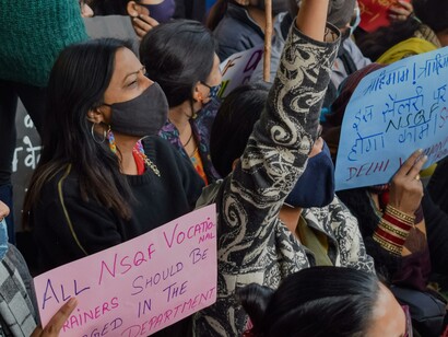 Sofrimento em sociedade, protestos com máscaras