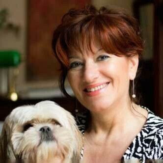 Laura Pigozzi dedica particolare attenzione al femminile, alla questione della voce e del fare arte