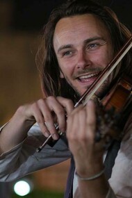Dan Hodd playing the violin in Erbil, Iraq