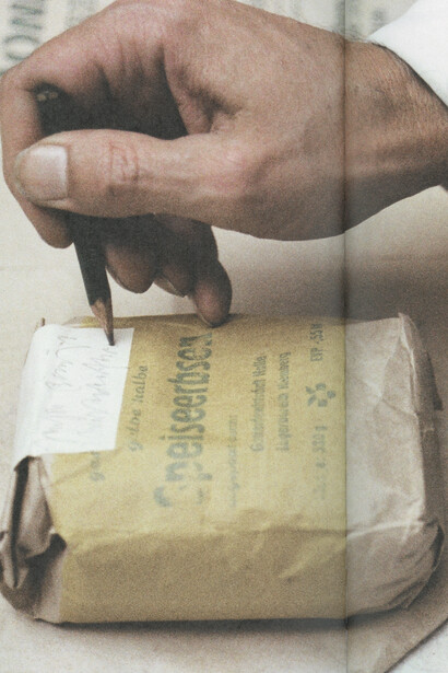 Lors du montage de l’œuvre en 1980, l’artiste appose sa signature sur chaque emballage. Staeck, Klaus; Steidl, Gerhard, Beuys book, 2012. Avec l'aimable autorisation du S.M.A.K.