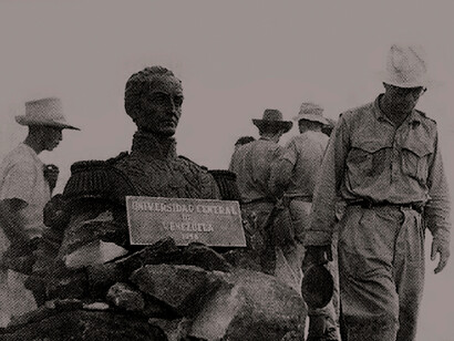 Busto de Simón Bolívar recién colocado en el Auyantepui durante la expedición UCV de 1956