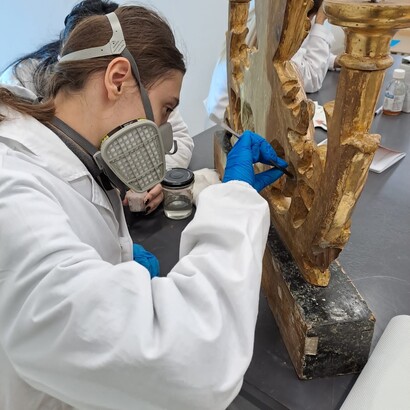 Roma, Italia, Allieva dell’Istituto Restauro Roma effettua il restauro nel 2024 di un “Candelabro” ligneo intagliato e dorato della Basilica di San Vitale al Quirinale, ph. Roberto Luciani