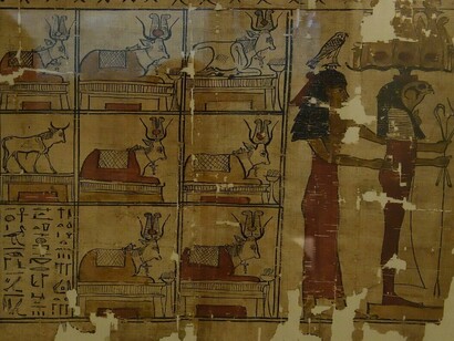 Cenas religiosas ocupam diferentes compartimentos de um antigo papiro egípcio, onde figuras humanas e divindades são acompanhadas por inscrições. Mesmo fragmentado pelo tempo, o suporte conserva a memória de uma cultura que encontrou na escrita uma forma de preservar suas histórias e crenças