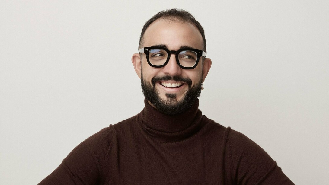 Raphael Montes em foto frontal tirada para uma revista famosa