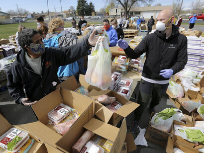 Voluntarios organizan la repartición de alimentos para las personas necesitadas