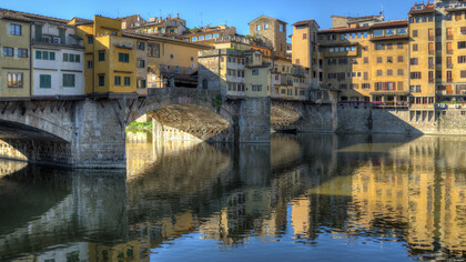 El modelo histórico se transmitía como una forma cargada de experiencia acumulada; la proyectación computacional trabaja con parámetros, simulaciones y optimizaciones. "Ponte Vecchio", 2013. Florencia, Italia                   