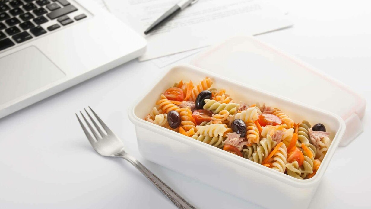 Un "tupper" de pasta para comer en la oficina