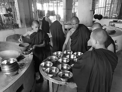 Bago, Kha Khat Wain Kyaung Monastery, il  pranzo dei monaci, rituale che richiama molti turisti asiatici di fede buddista