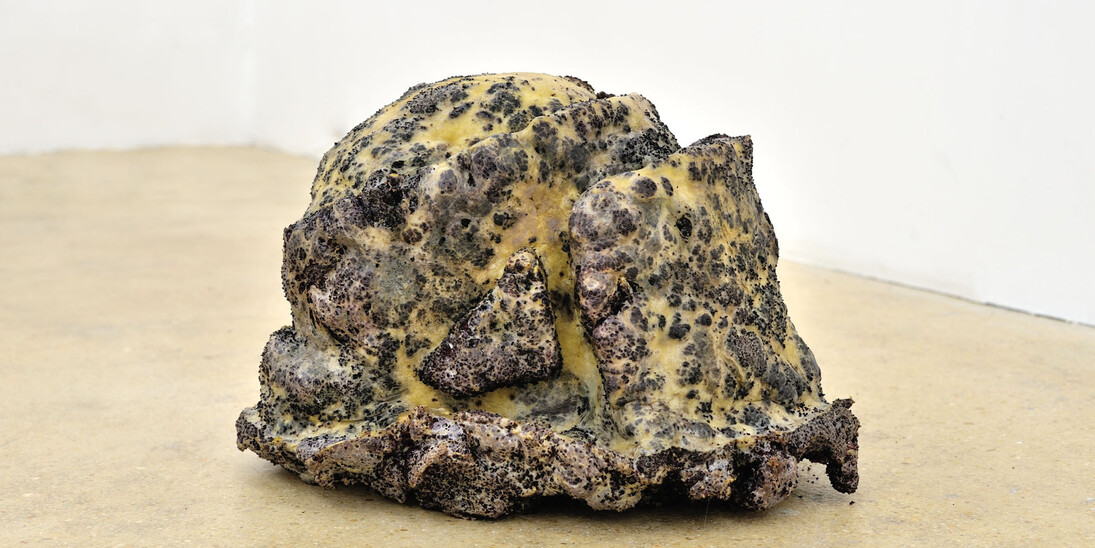 Bruno Botella, Mangonneau ivre, 2014 copolimero di acrilammide, lattice, vino rosso / acrylamide copolymer, latex, red wine, 28×41×28 cm