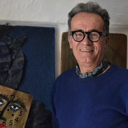 Franco Farina è un artista che trasforma materiali di scarto in opere d’arte, dando nuova vita agli oggetti e riflettendo su temi come il consumo e la sostenibilità