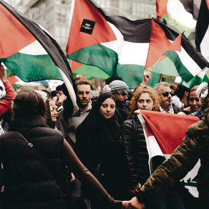Manifestação palestina. Uma das áreas centrais da guerra de propaganda ocidental é fazer equivaler a crítica do sionismo ao antissemitismo