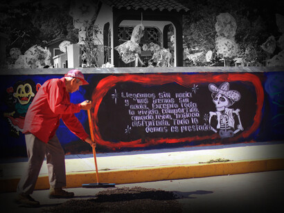 Barrendero del panteón en el cementero de Mixquic, Ciudad de México